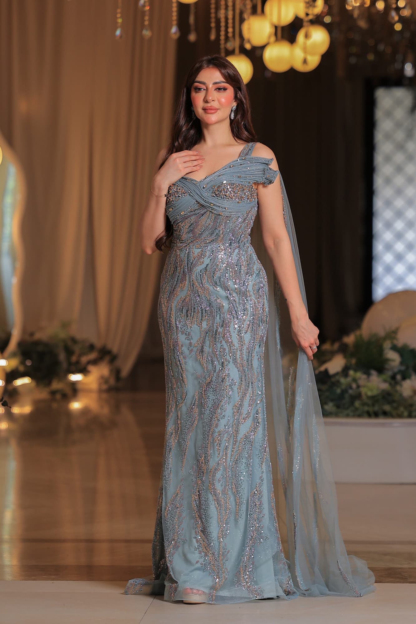 فستان ساحر يتميّز بتطريز فاخر بتصميم أنثوي يُبرز تفاصيل القوام بأناقة