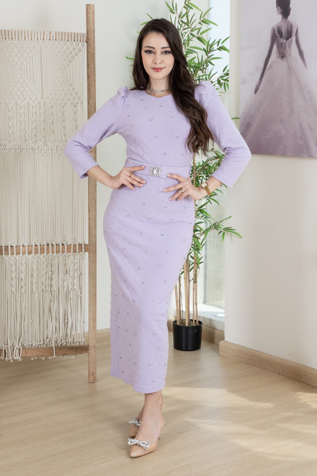 فستان شتوي ماسك بفصوص متفرقة وحزام قماش