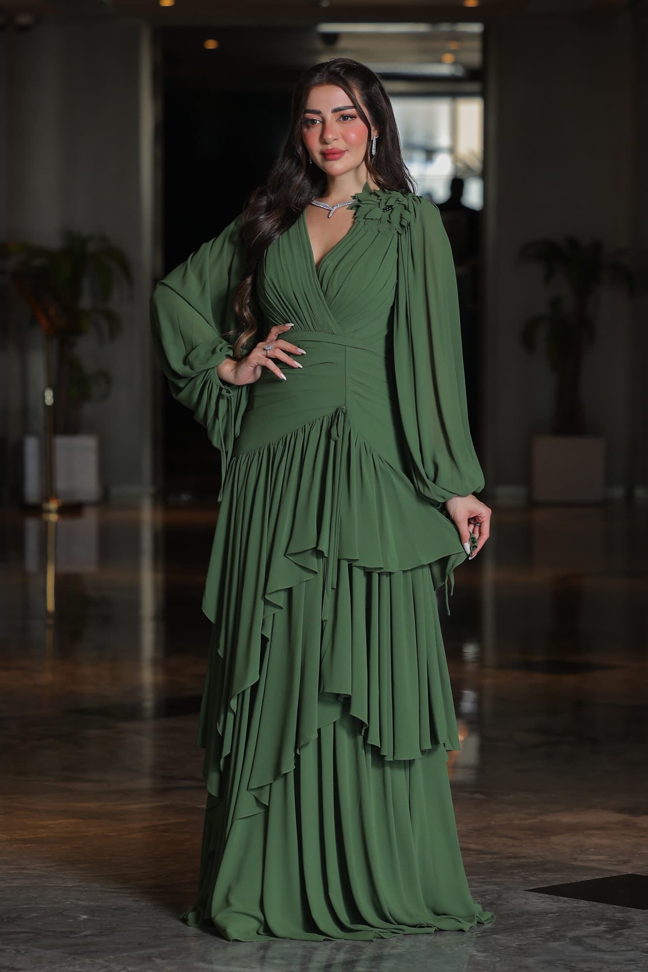 فستان سهرة ناعم طبقات من خامة الشيفون مزين بوردة عالكتف