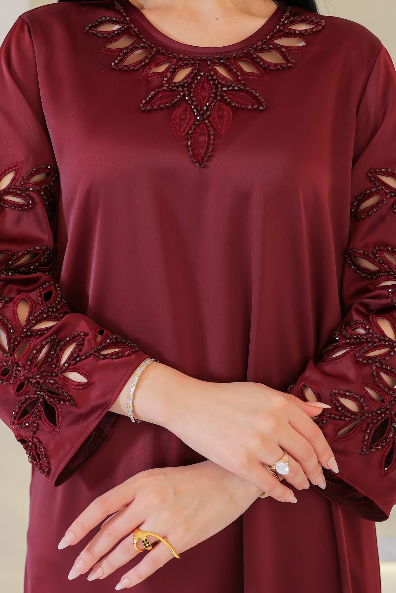 جلابية أنيقة بتصميم واسع بقصّة انسيابية مع تطريز ناعم وبارز