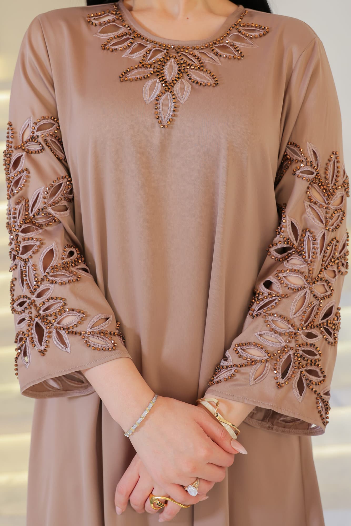 جلابية أنيقة بتصميم واسع بقصّة انسيابية مع تطريز ناعم وبارز