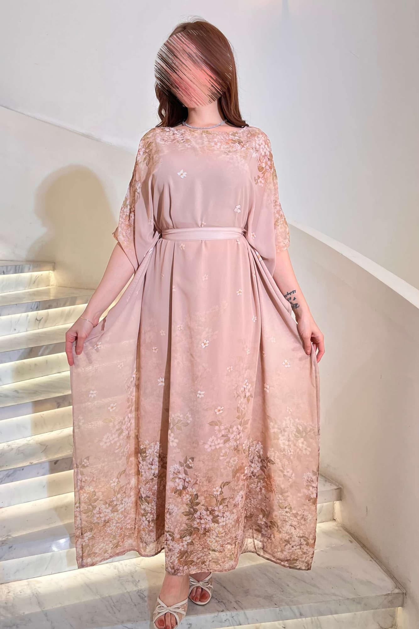 جلابية ناعمة مزينة بطبعات زهور رقيقة تمنحك إطلالة أنثوية راقية