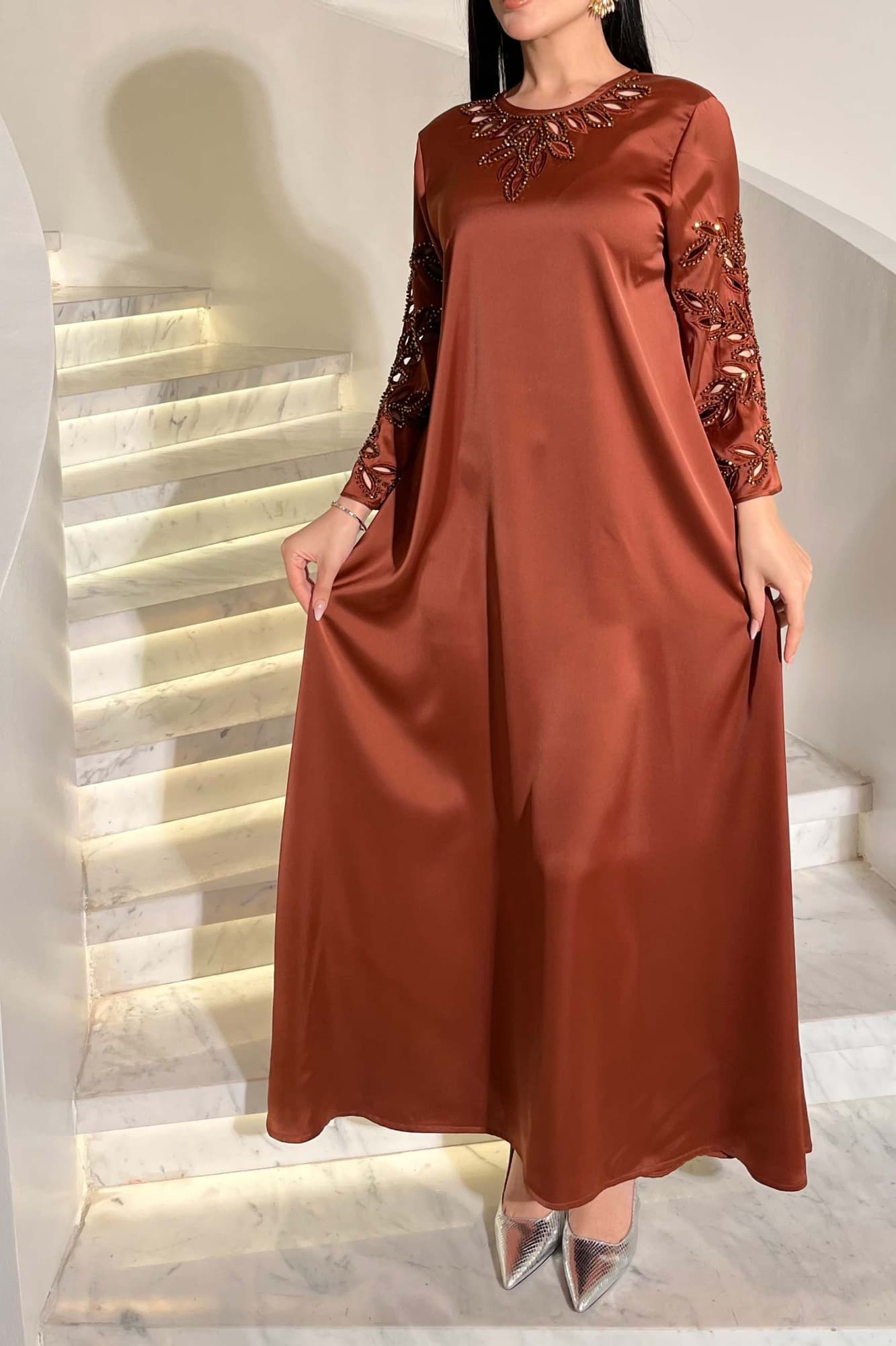 جلابية أنيقة بتصميم واسع بقصّة انسيابية مع تطريز ناعم وبارز