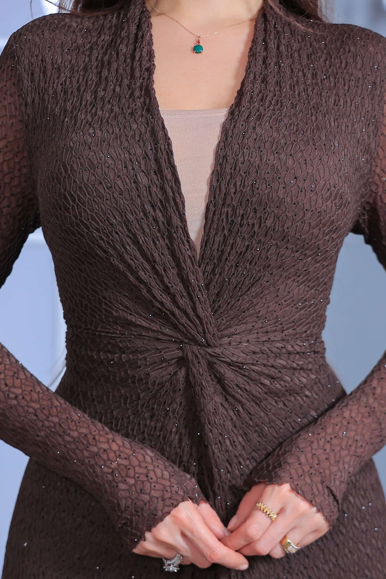 فستان سهرة طويل يتميز بقصّة لف (Wrap) أنيقة مع فتحة صدر على شكل V
