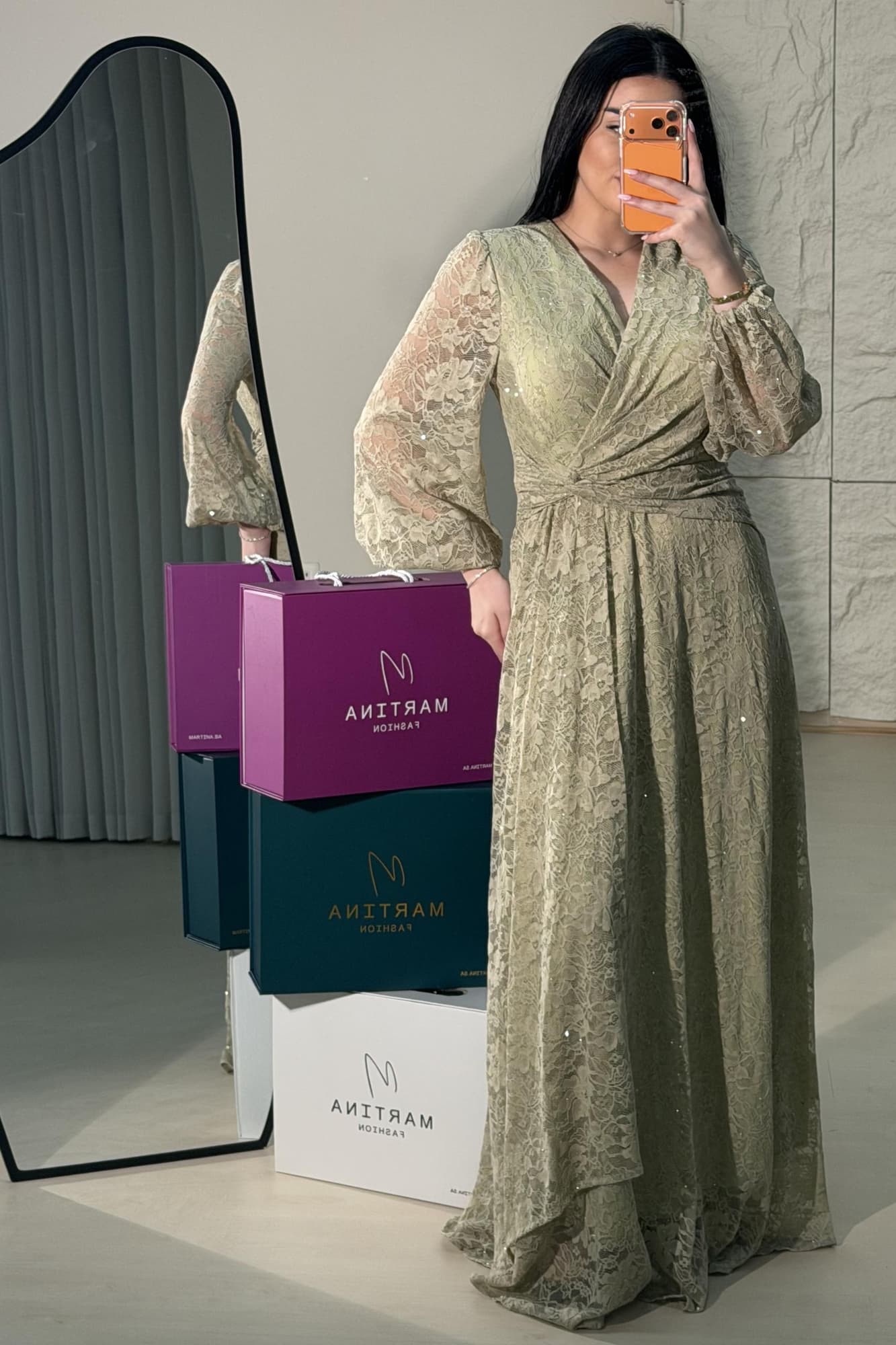 فستان طويل من الدانتيل بلون أخضر فاتح هادئ، يعكس أنوثة راقية ولمسة رومانسية ناعمة يتميّز بقصّة لفّ (Wrap) أنيقة مع عقدة جانبية تبرز الخصر