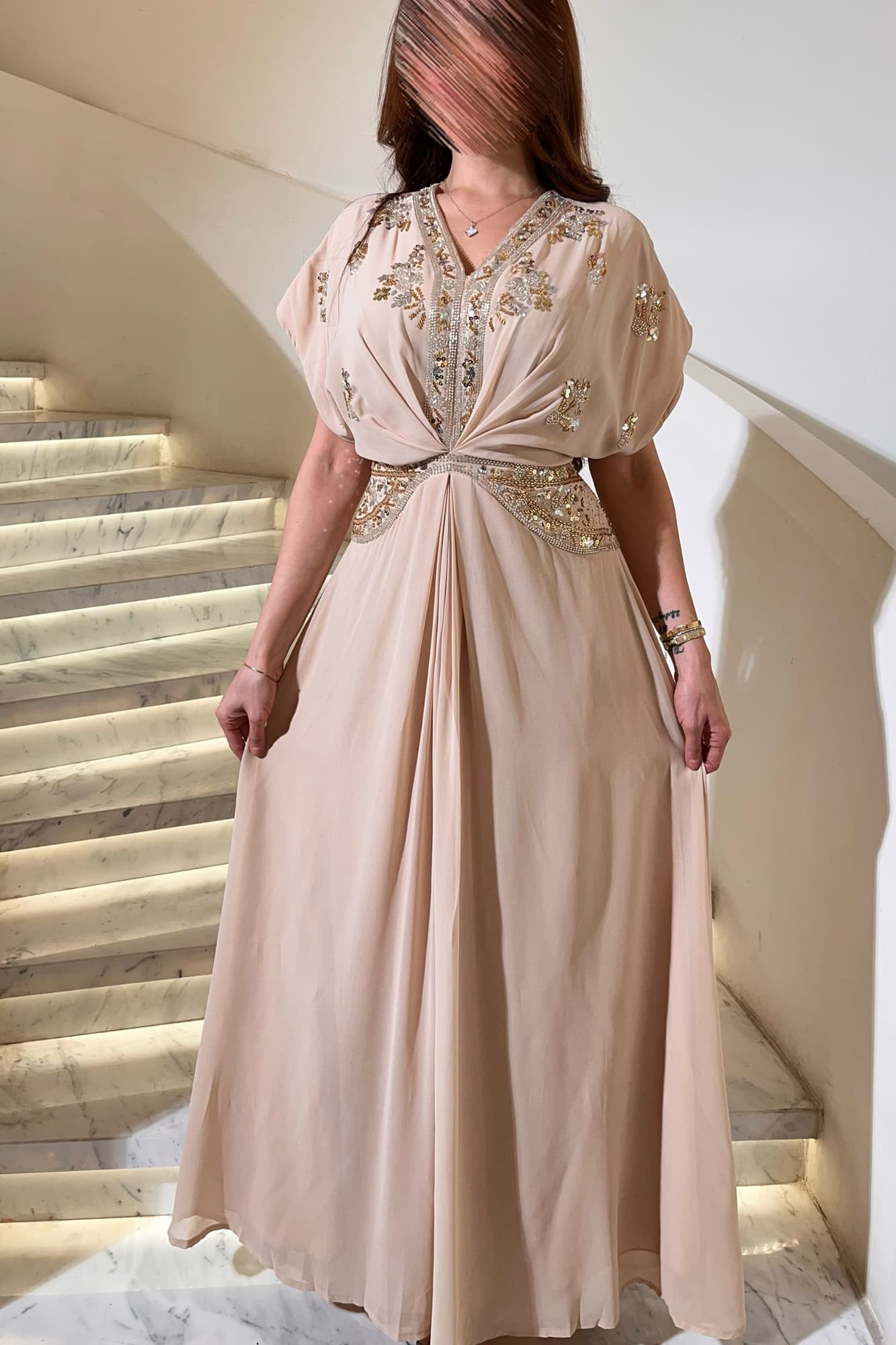جلابية أنيقة مزينة بتطريز يدوي من خيوط ذهبية وكريستالات لامعة تضيف لمسة فخمة بدون مبالغة