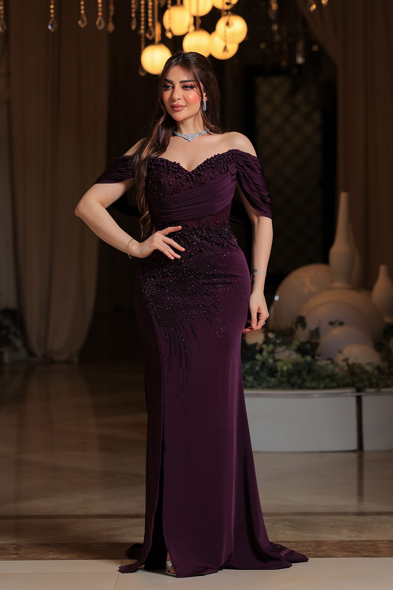 فستان سهرة فاخر بلون بنفسجي داكن يمنح إطلالة راقية ومميزة