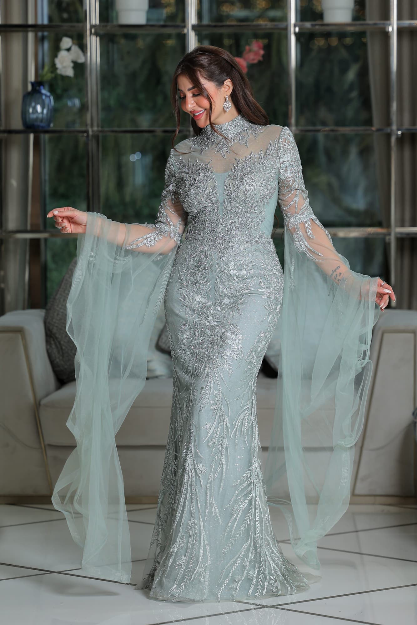 فستان سهرة كلاسيكي قصة سمكة بياقة عالية مطرزة وأكمام فرنسية أنيقة