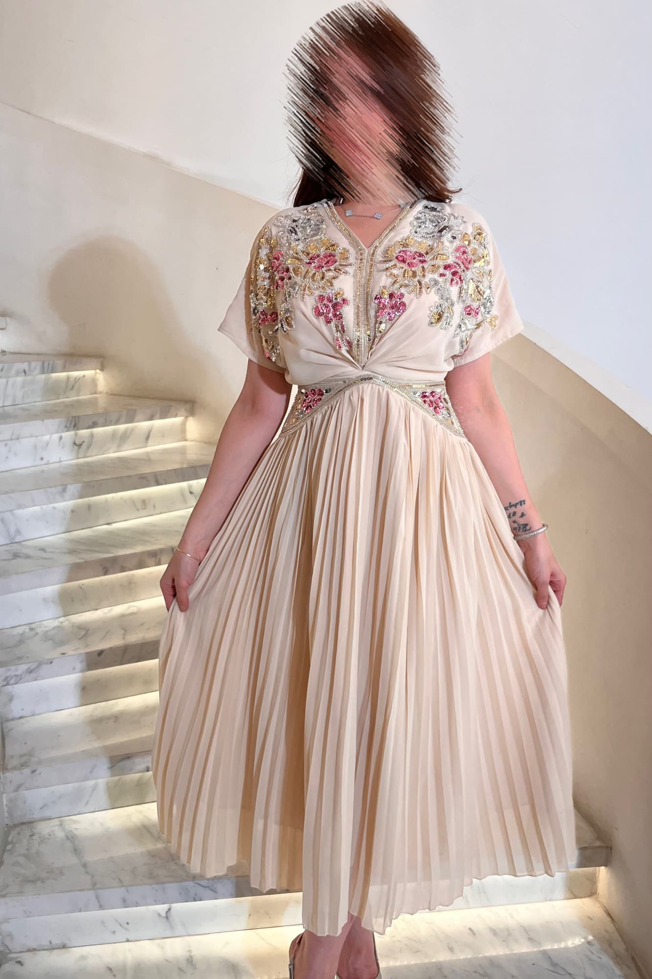 جلابية ميدي مصممة بلمسات أنثوية فخمة مطرز يدويًا بزهور كريستالية بدرجات وردية وذهبية وفضية