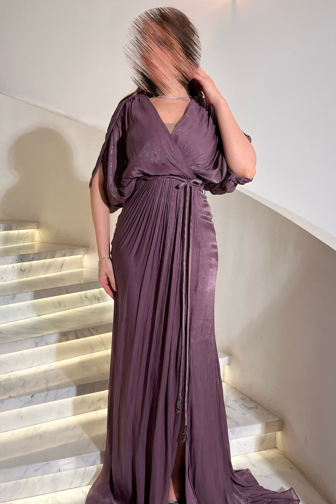 فستان سهره بتصميم فخم وانسيابي وفتحة جانبيه