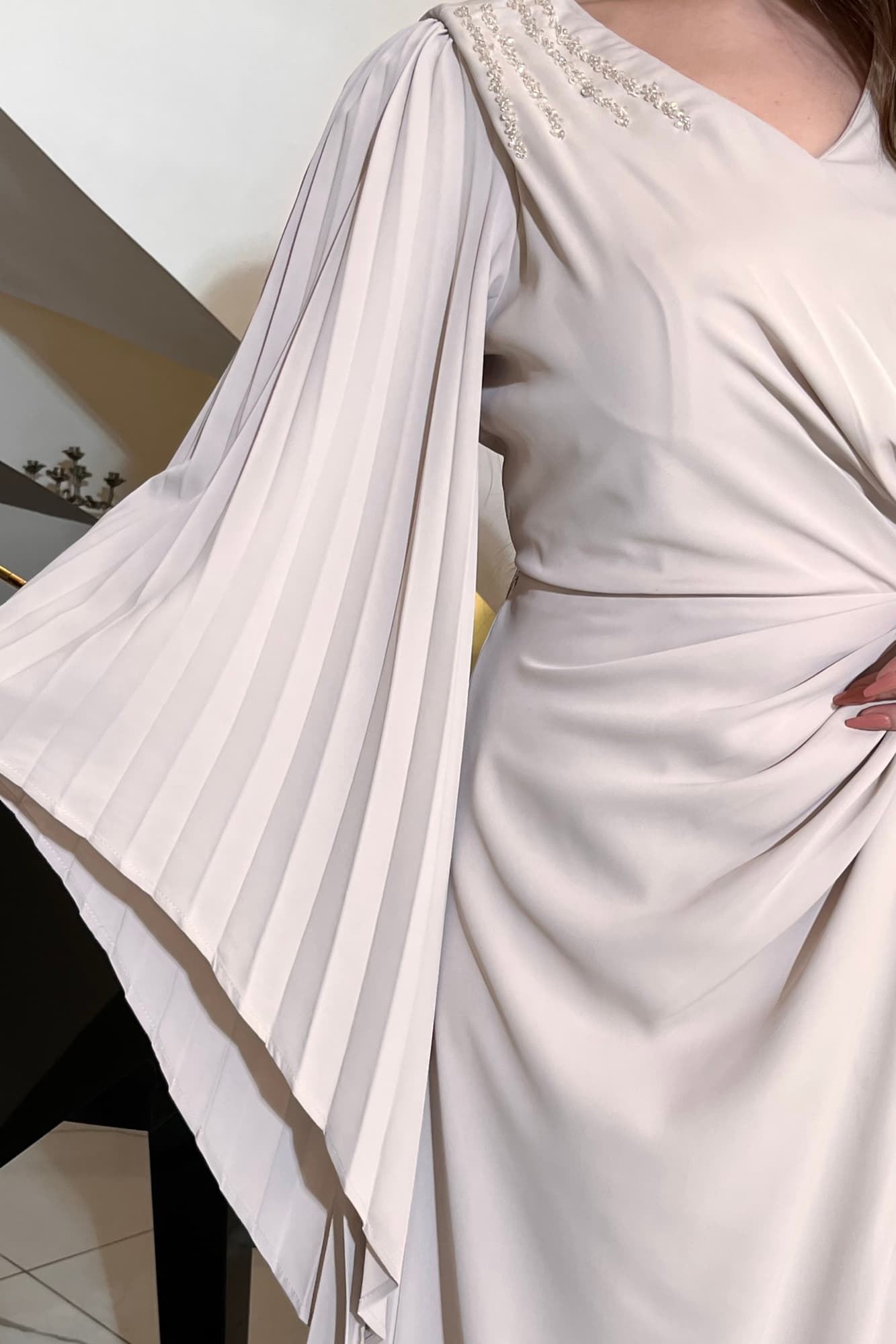 فستان أنيق بتصميم انسيابي وبأكمام كسرات واسعه