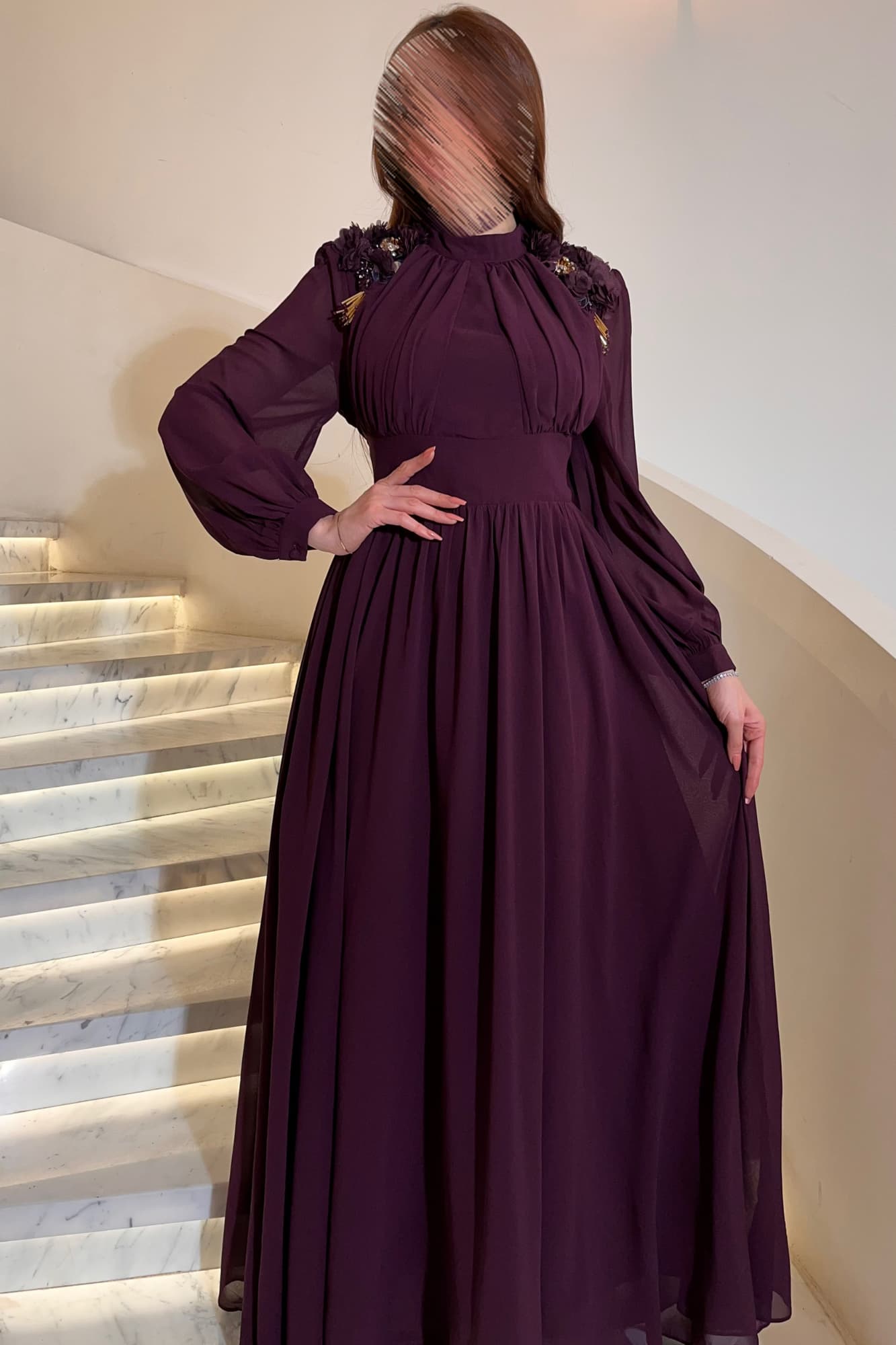 فستان سهره مصمم بتزيين زهري على الكتف