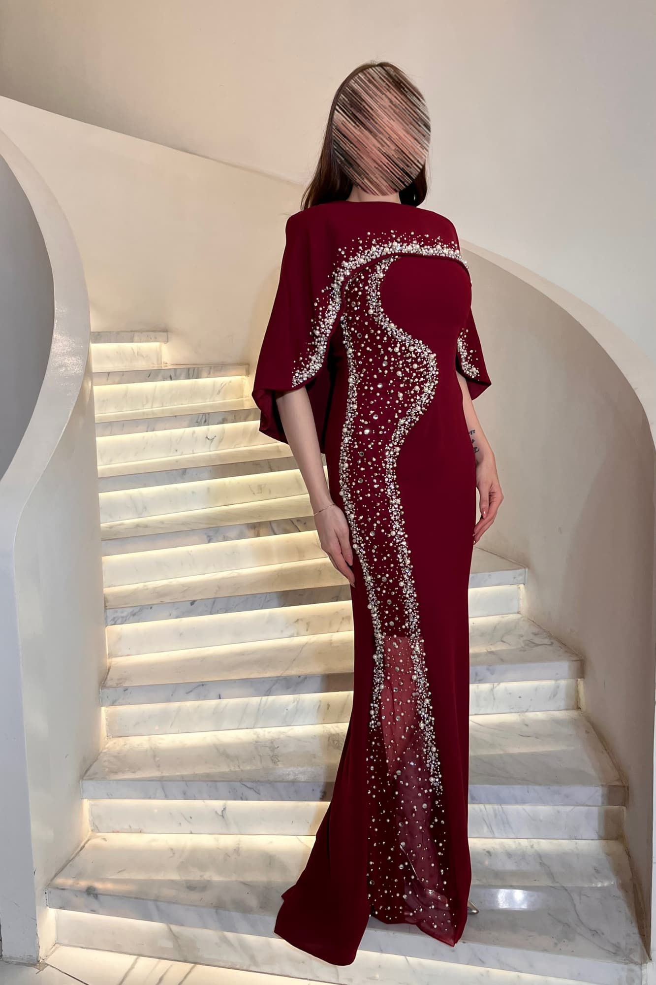 فستان ماكسي بتطريز متقن بالكرستالات واللؤلؤ