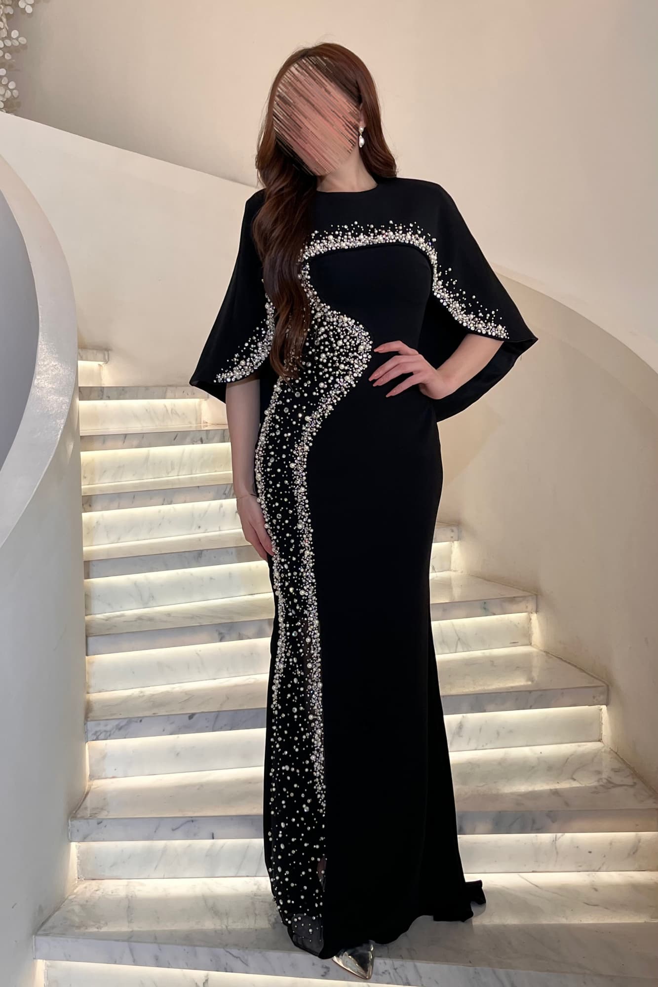 فستان ماكسي بتطريز متقن بالكرستالات واللؤلؤ