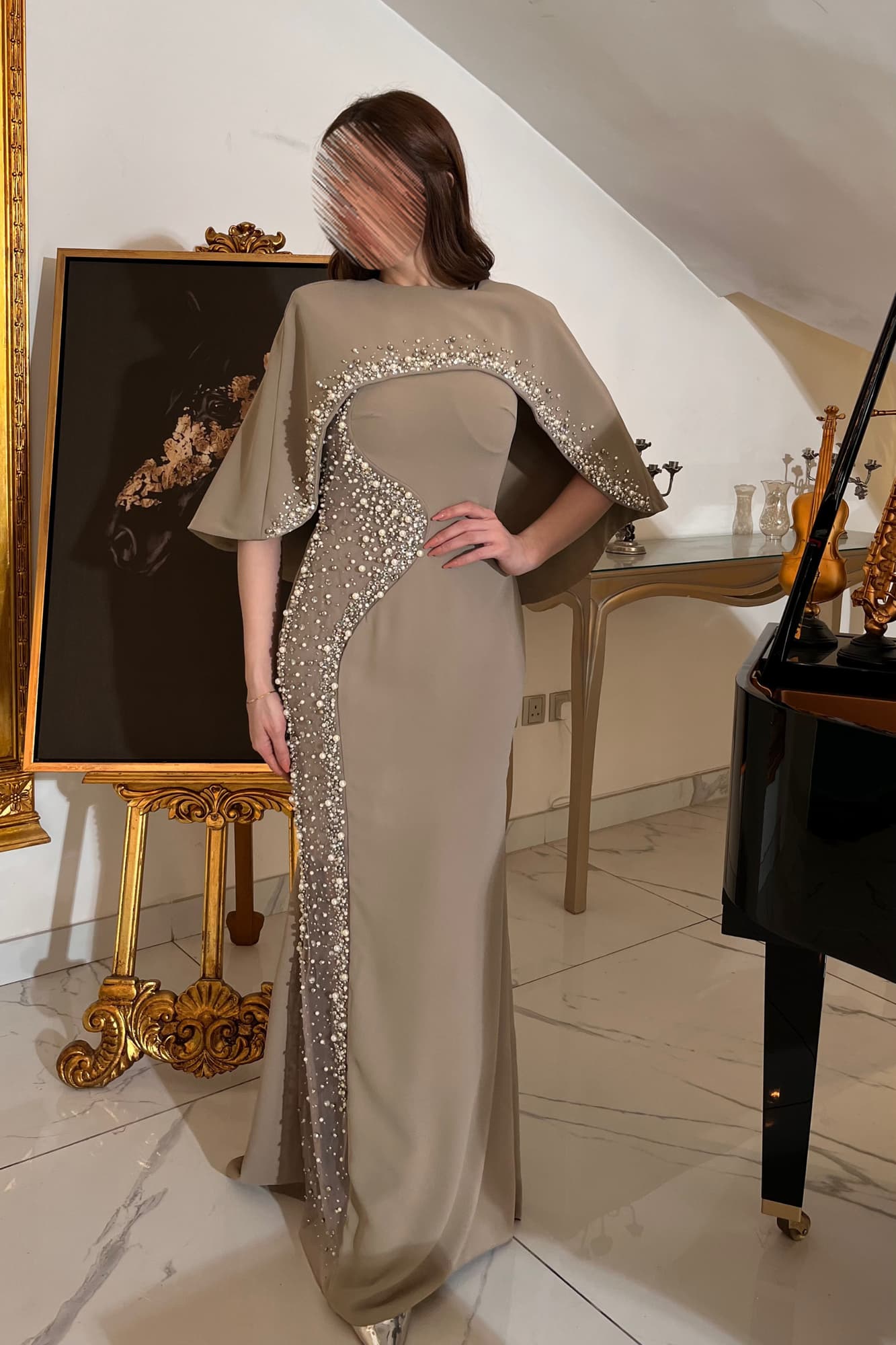 فستان ماكسي بتطريز متقن بالكرستالات واللؤلؤ