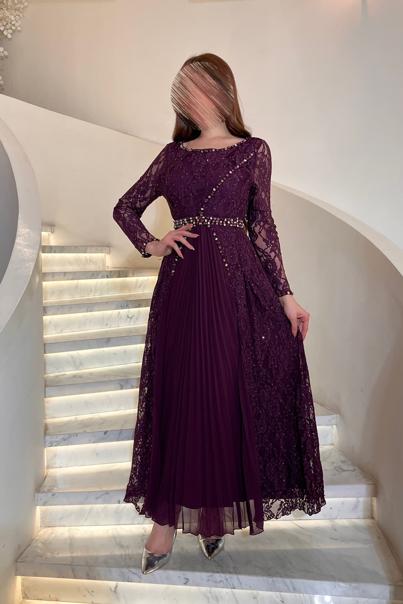 فستان دانتيل مزين بالخرز الملون وطبقات كشكش