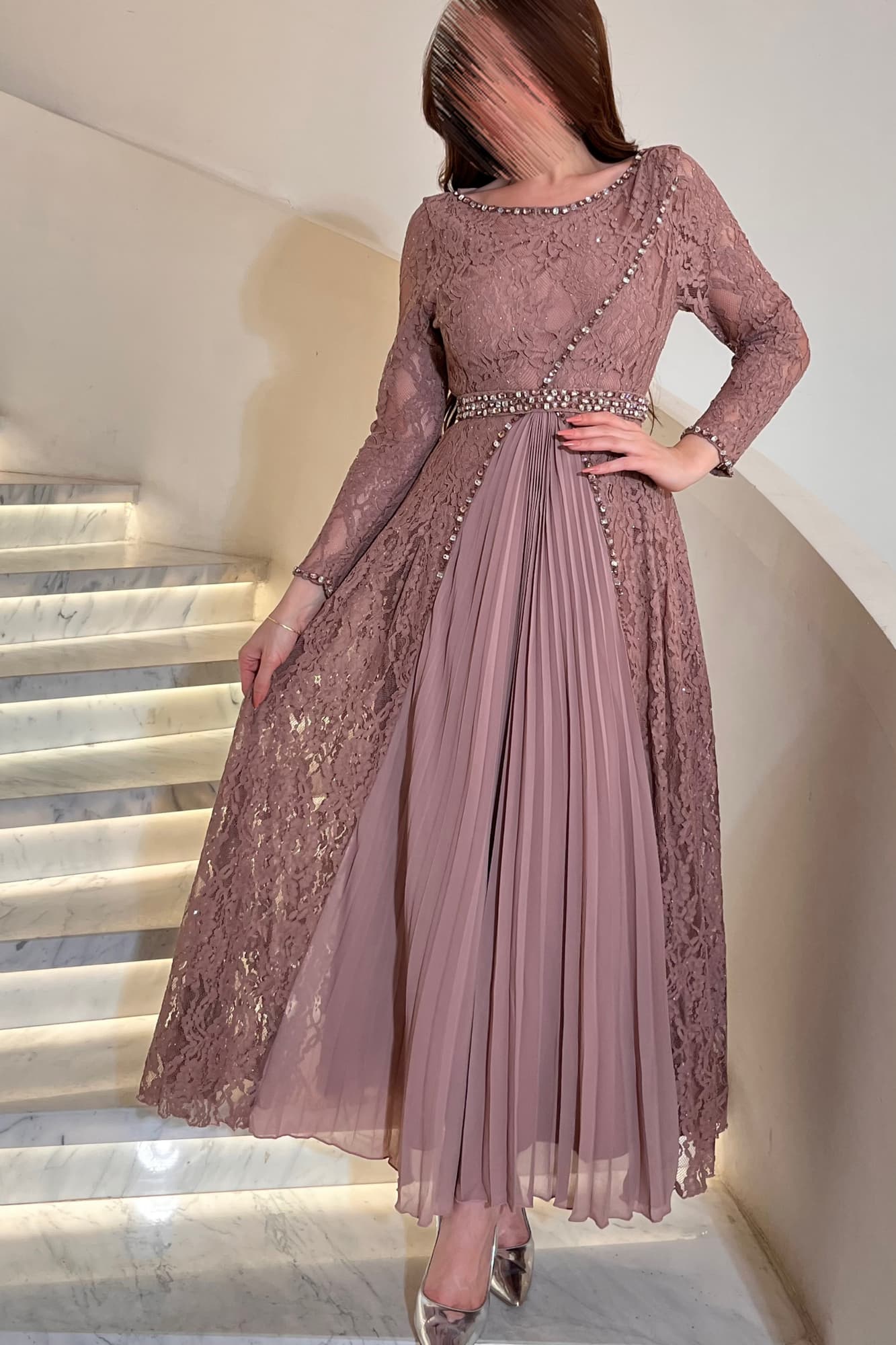 فستان دانتيل مزين بالخرز الملون وطبقات كشكش