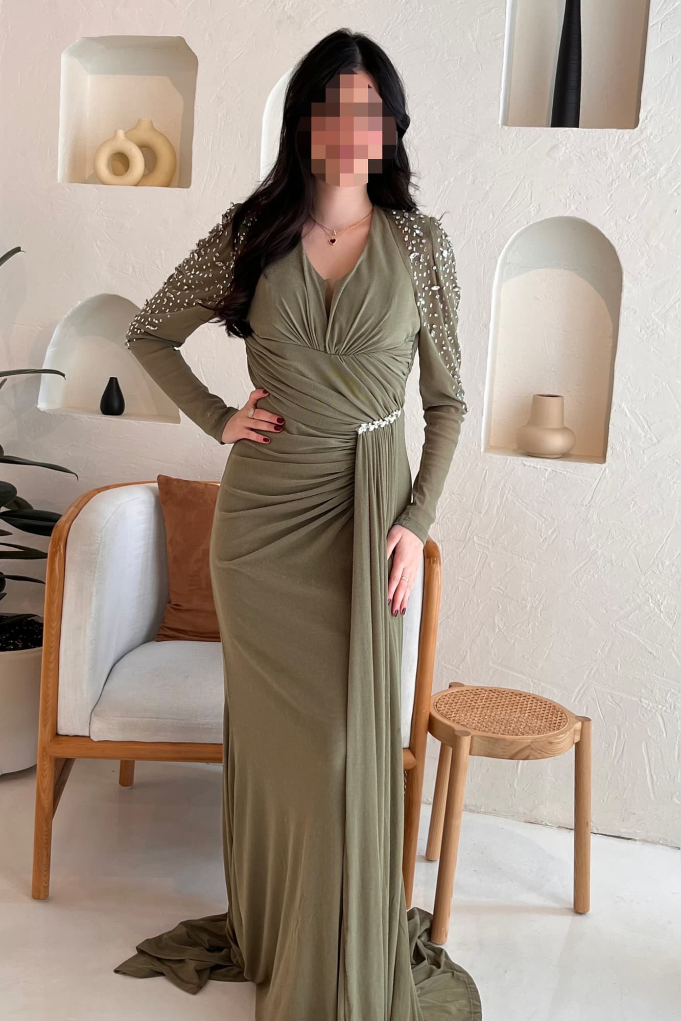 فستان سهره راقي مع قصة ملفوفه عند الصدر