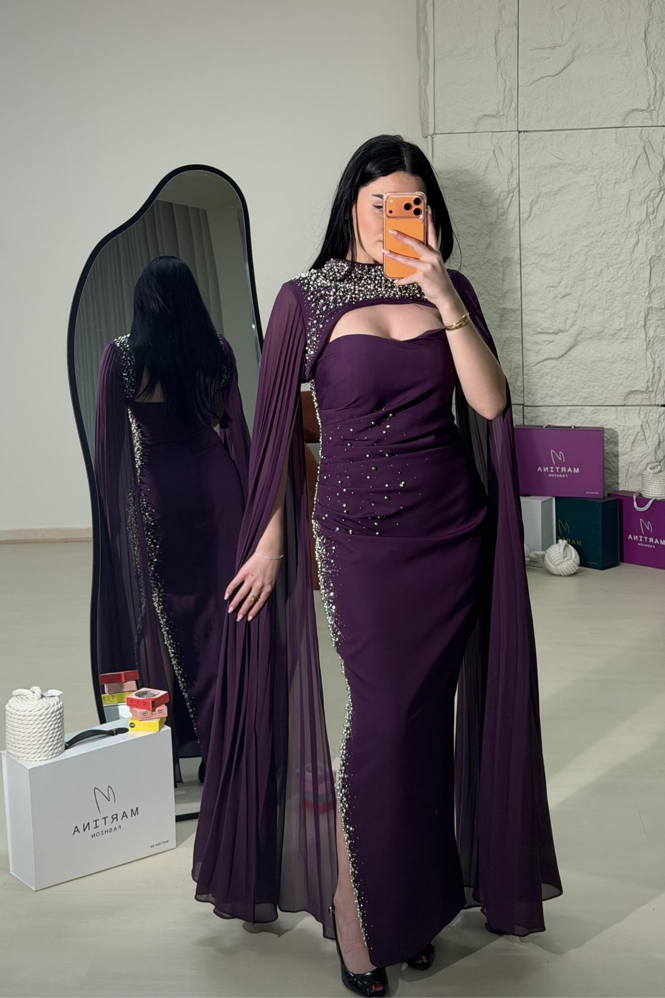 فستان سهره بتطريز جانبي بفتحه وكاب منسدل مزين بالتطريز