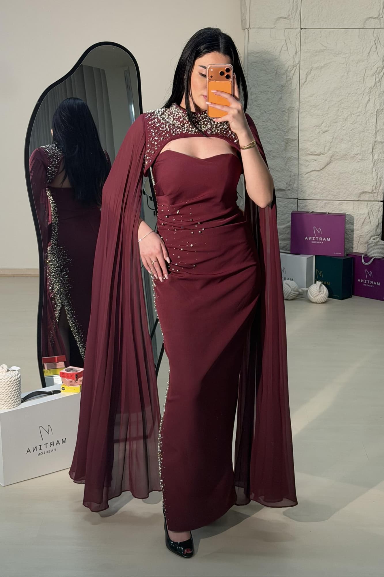 فستان سهره بتطريز جانبي بفتحه وكاب منسدل مزين بالتطريز