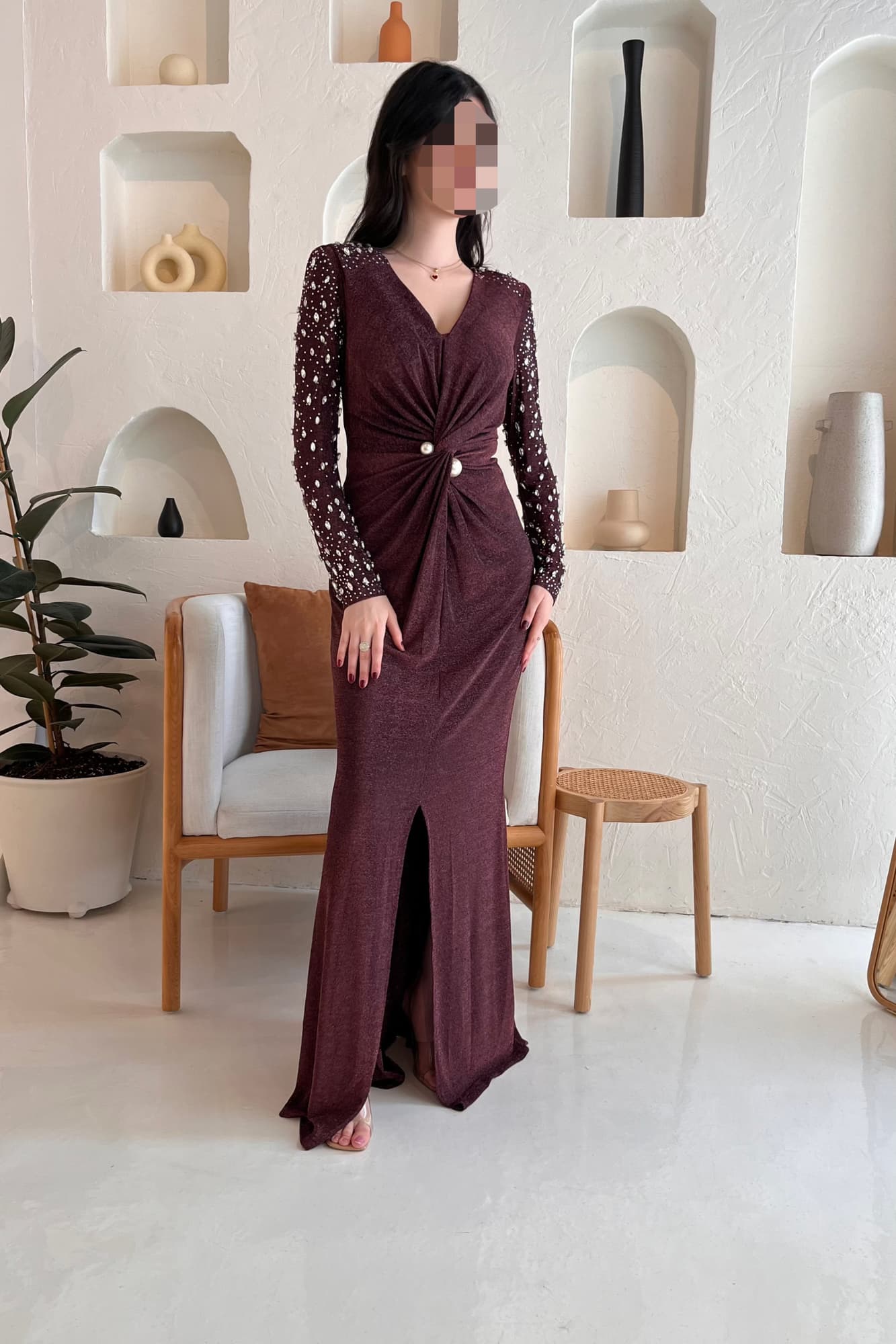 فستان سهره لماع مزين بالكرستال ولؤلؤ في المنتصف