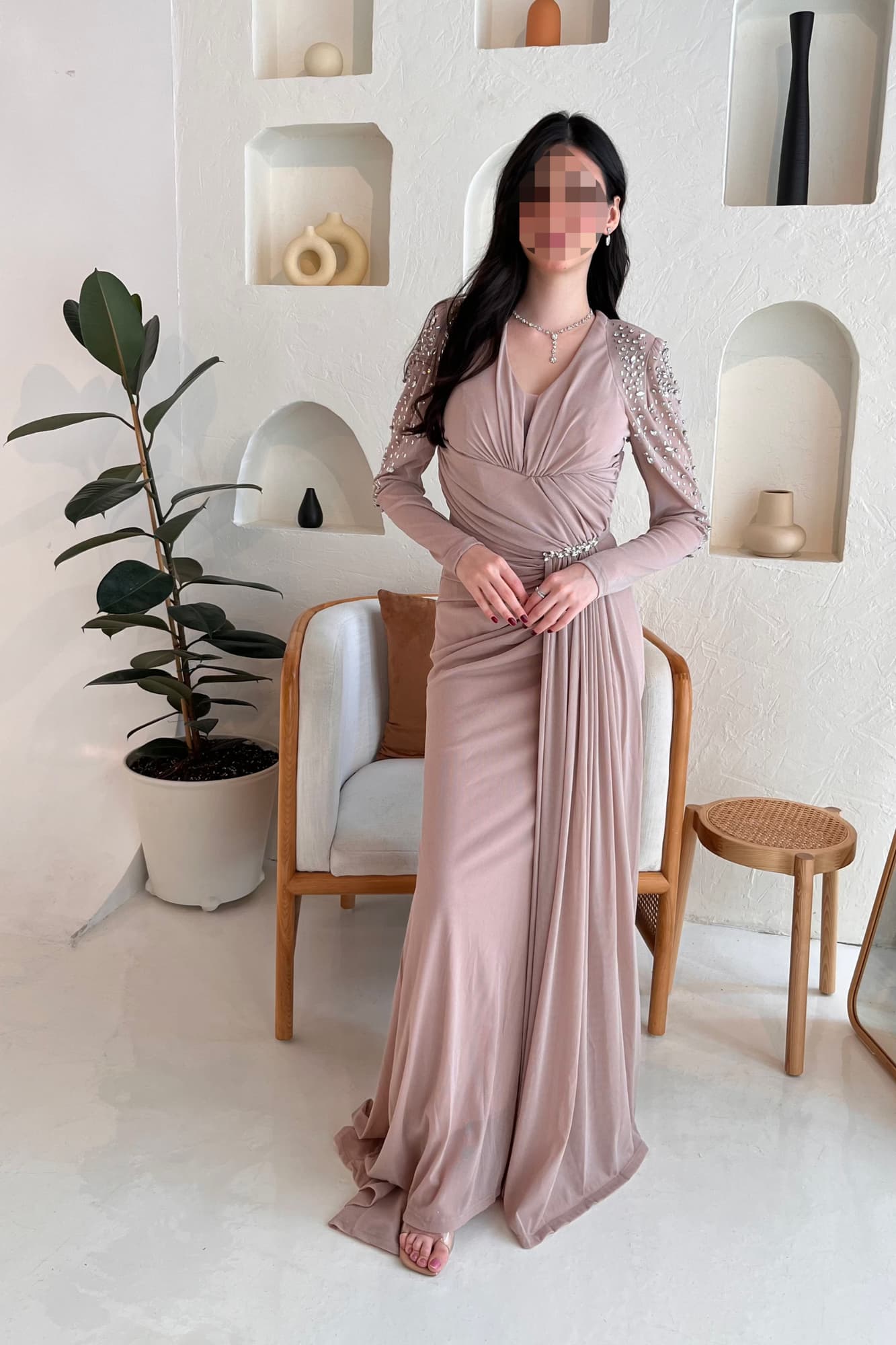 فستان سهره راقي مع قصة ملفوفه عند الصدر