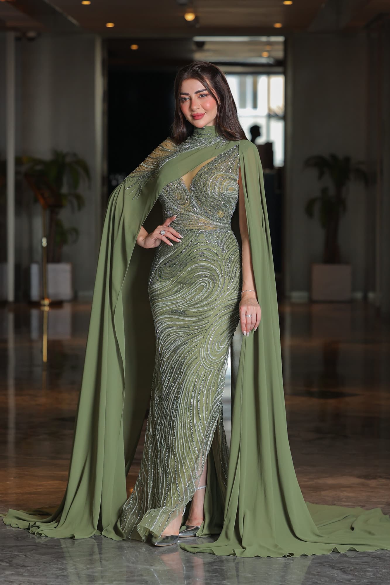 فستان سهرة ماسك مزين بالخرز بقصة عنق مميزة واكمام كيب