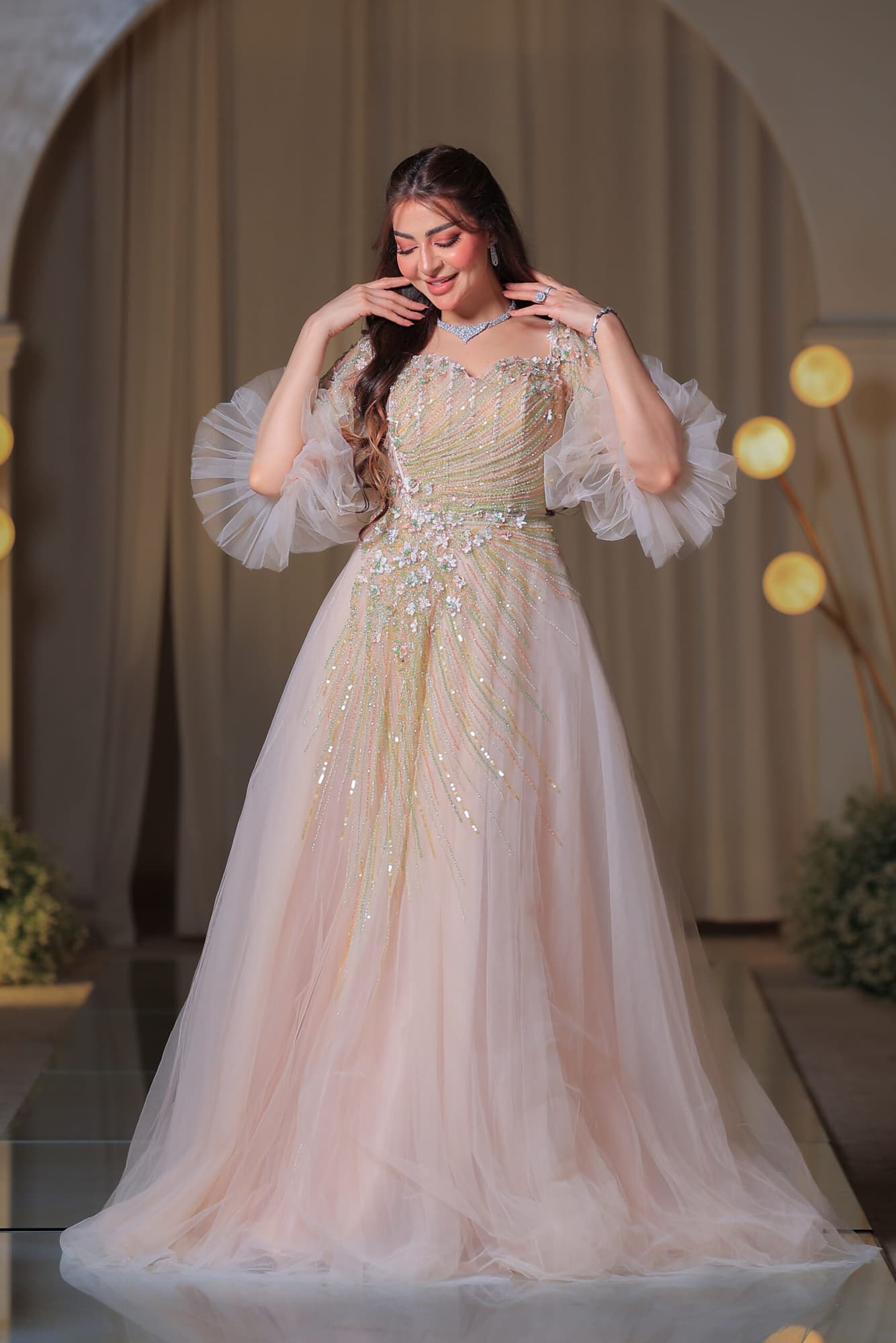 فستان سهرة يجمع بين الرقة والفخامة بلونه الهادئ وتطريزاته المتلألئة