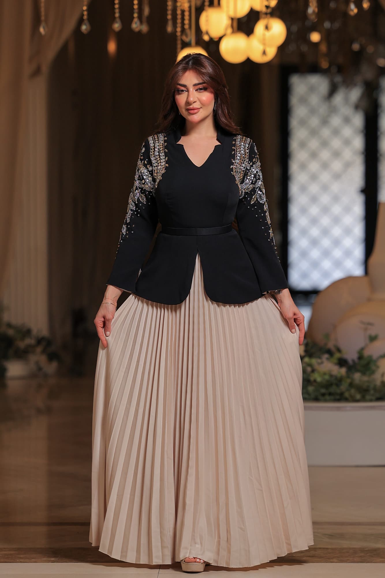 فستان أنيق يجمع بين الفخامة والرقي بتصميمه الفريد الذي يجمع بين العصرية والكلاسيكية
