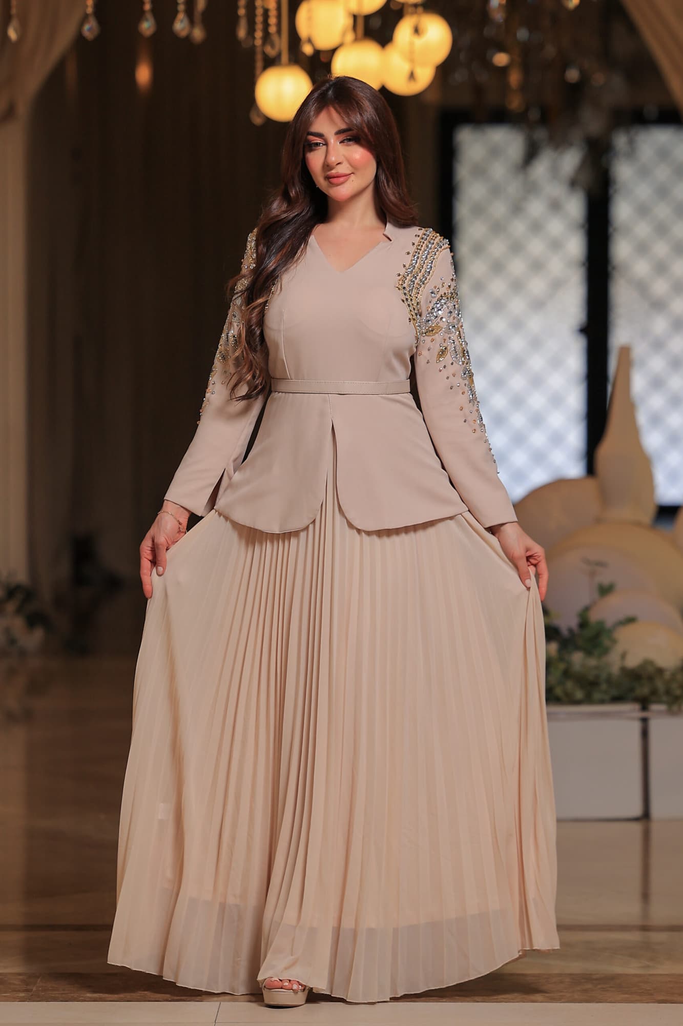فستان أنيق يجمع بين الفخامة والرقي بتصميمه الفريد الذي يجمع بين العصرية والكلاسيكية