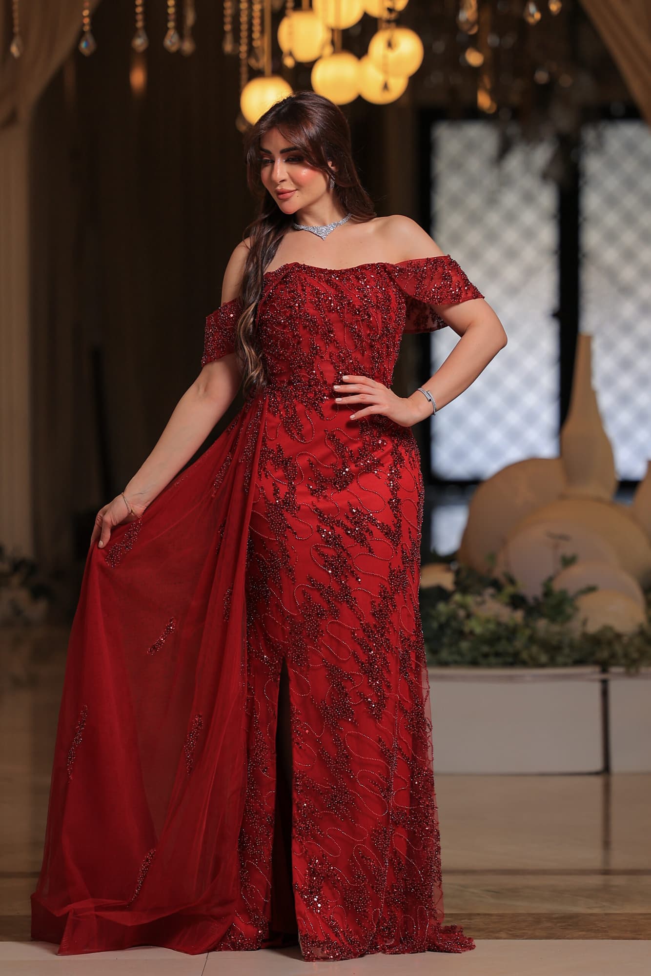 فستان سهرة فاخر بتصميم ملكي، يجمع بين النعومة والرقي