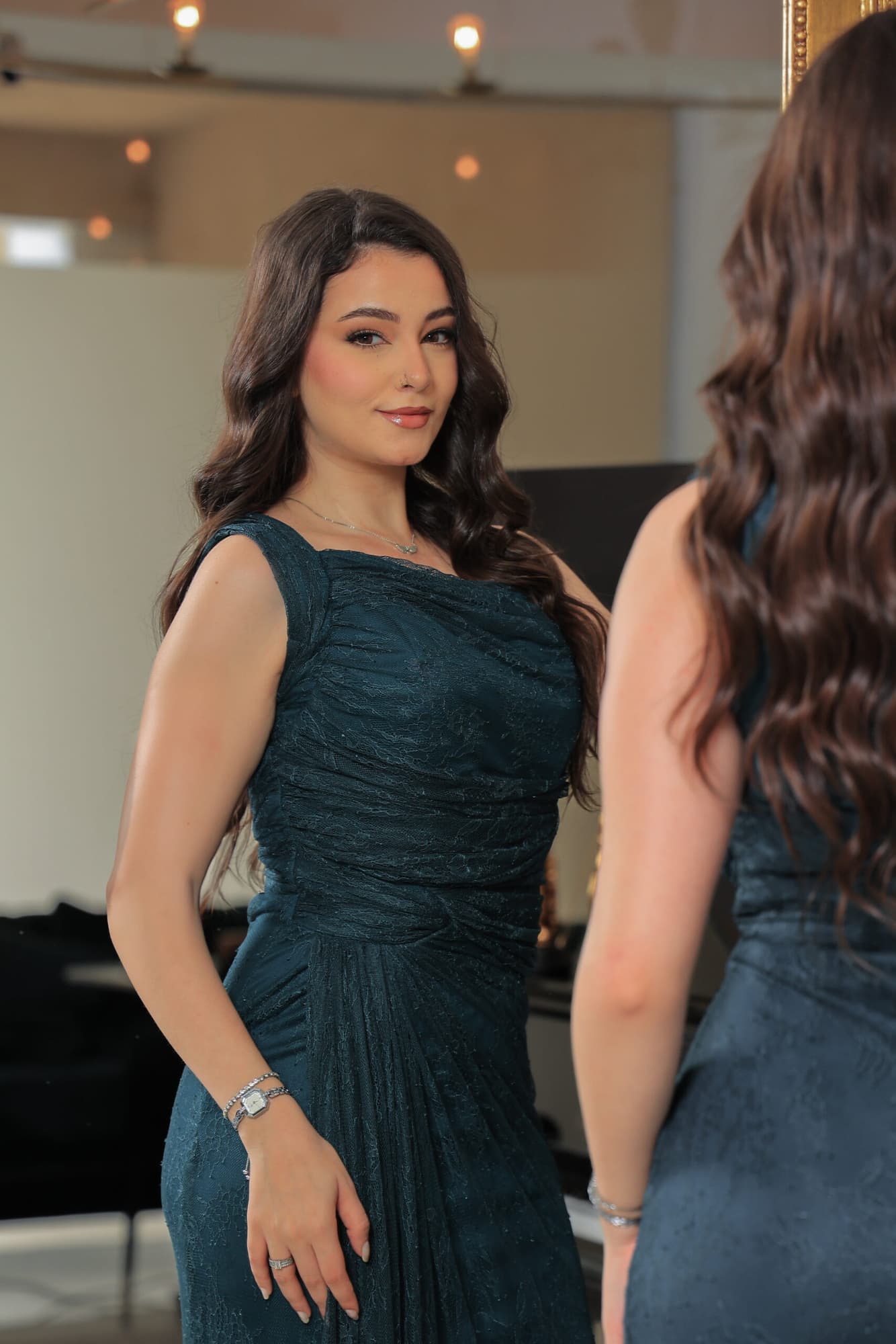 فستان سهرة ناعم يتميز بقصته الانسيابية مع تفاصيل كسرات تجمع بين الفخامة والنعومة