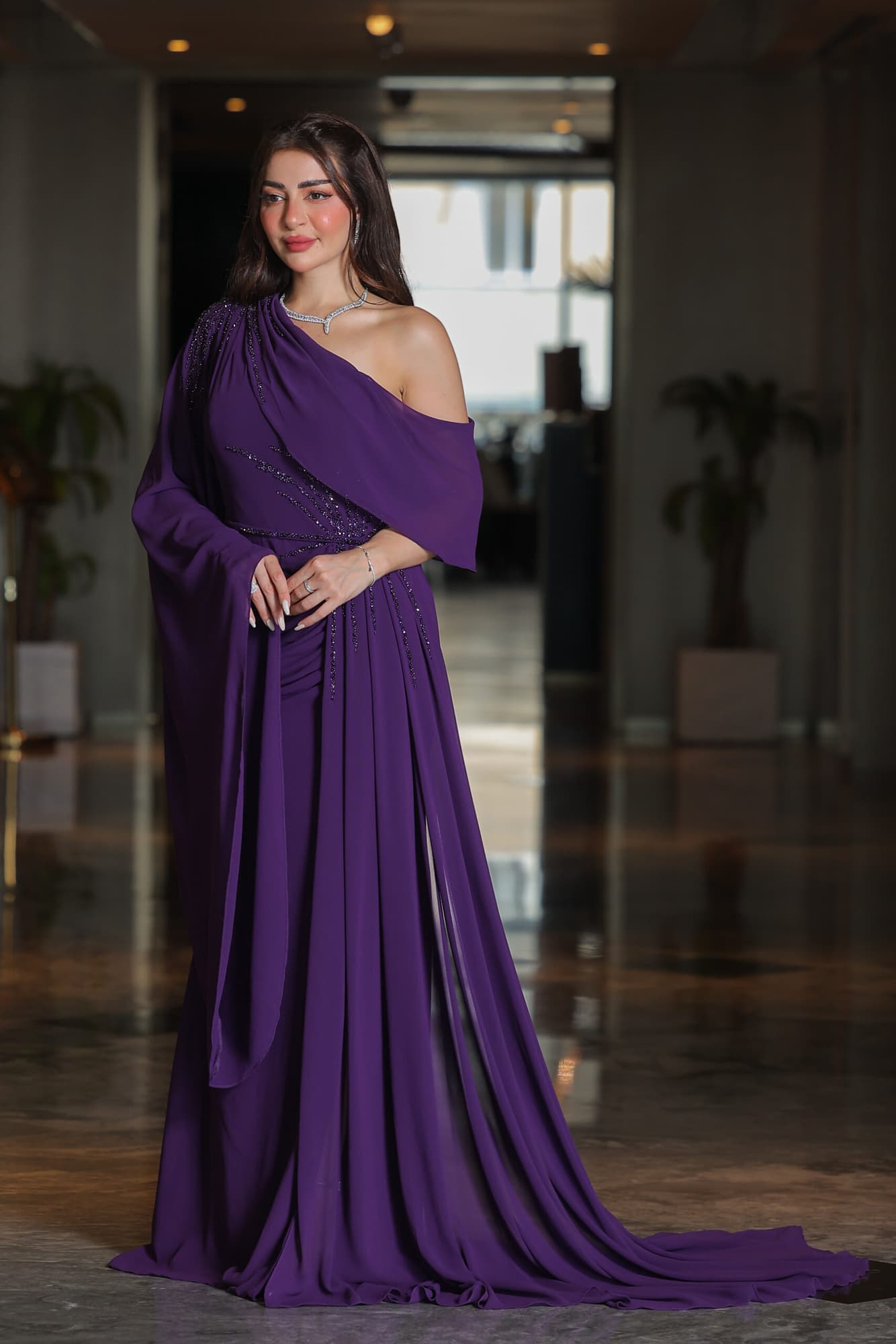 فستان سهرة بكم منسدل مزين بالكرستالات