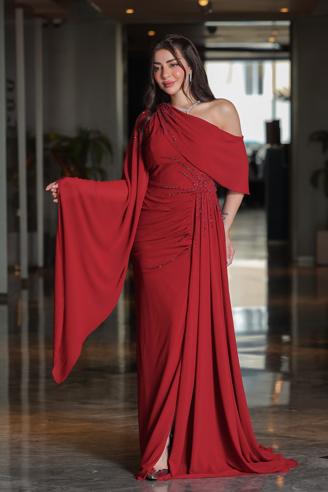 فستان سهرة بكم منسدل مزين بالكرستالات