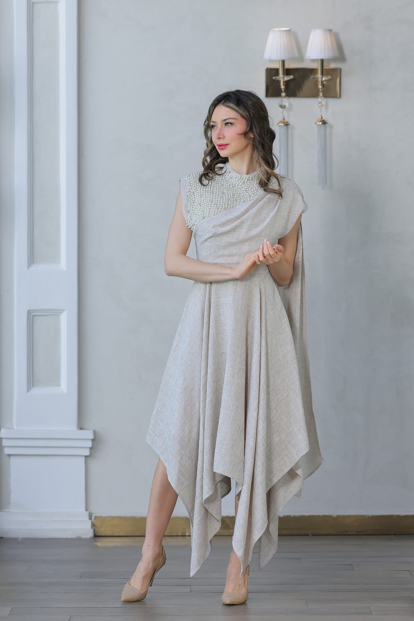 فستان أنيق مع لمسات لؤلؤية راقية عند الرقبة