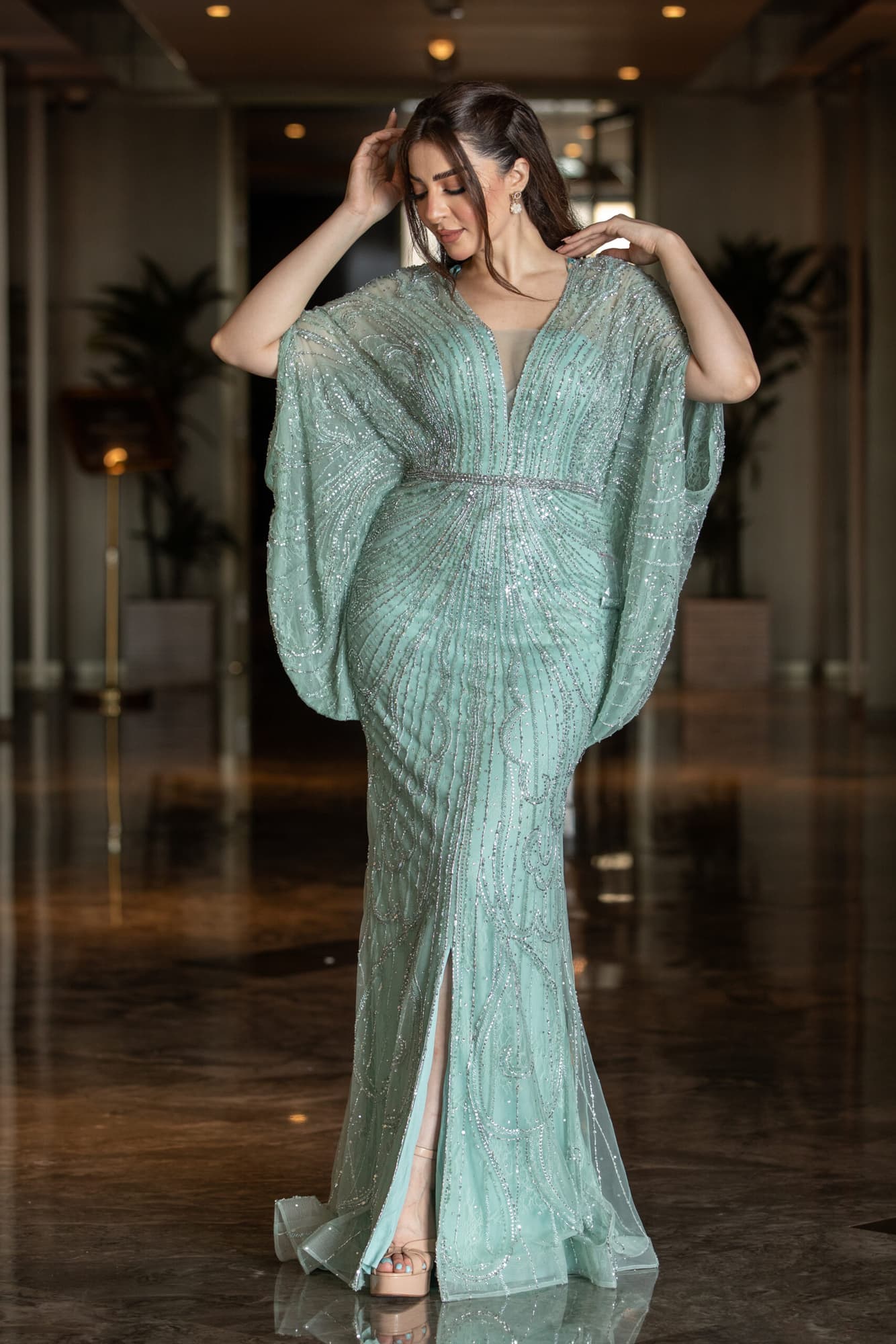 فستان طويل بفتحه ساق صمم باكمام واسعة منبسطة