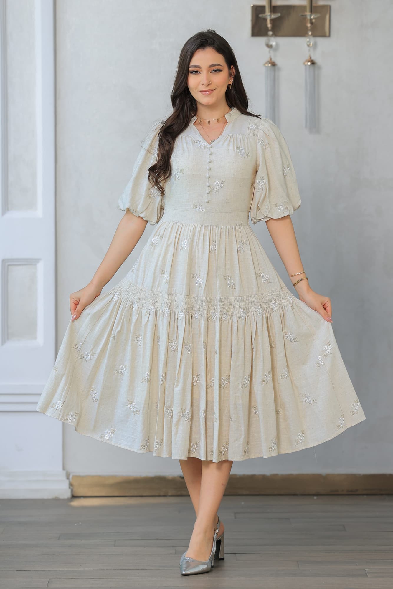 فستان ميدي مزخرف بنقوش زهرية صغيرة