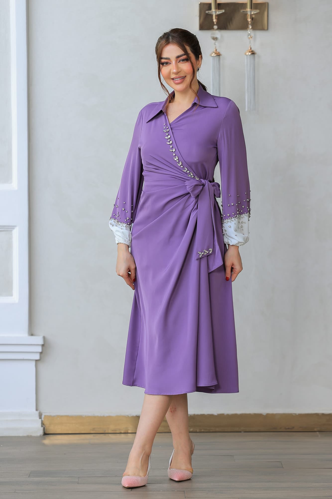 فستان ميدي ناعم بقصة لف عالجسم مع اكمام طويلة