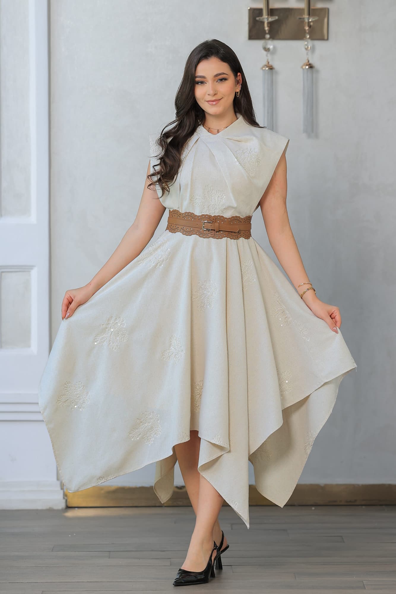 فستان أنيق يتميز بتصميم راقٍ يجمع بين العصرية والكلاسيكية