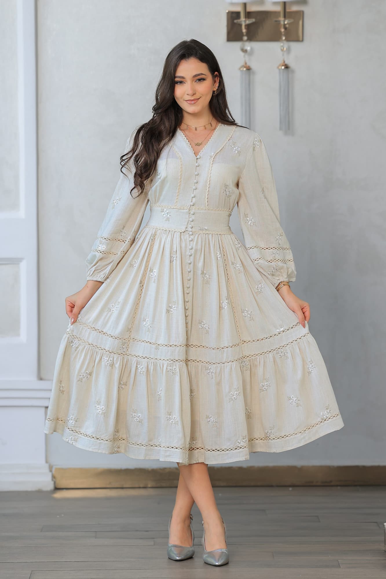 فستان بتصميم مزين بفتحات دانتيل أنيقة