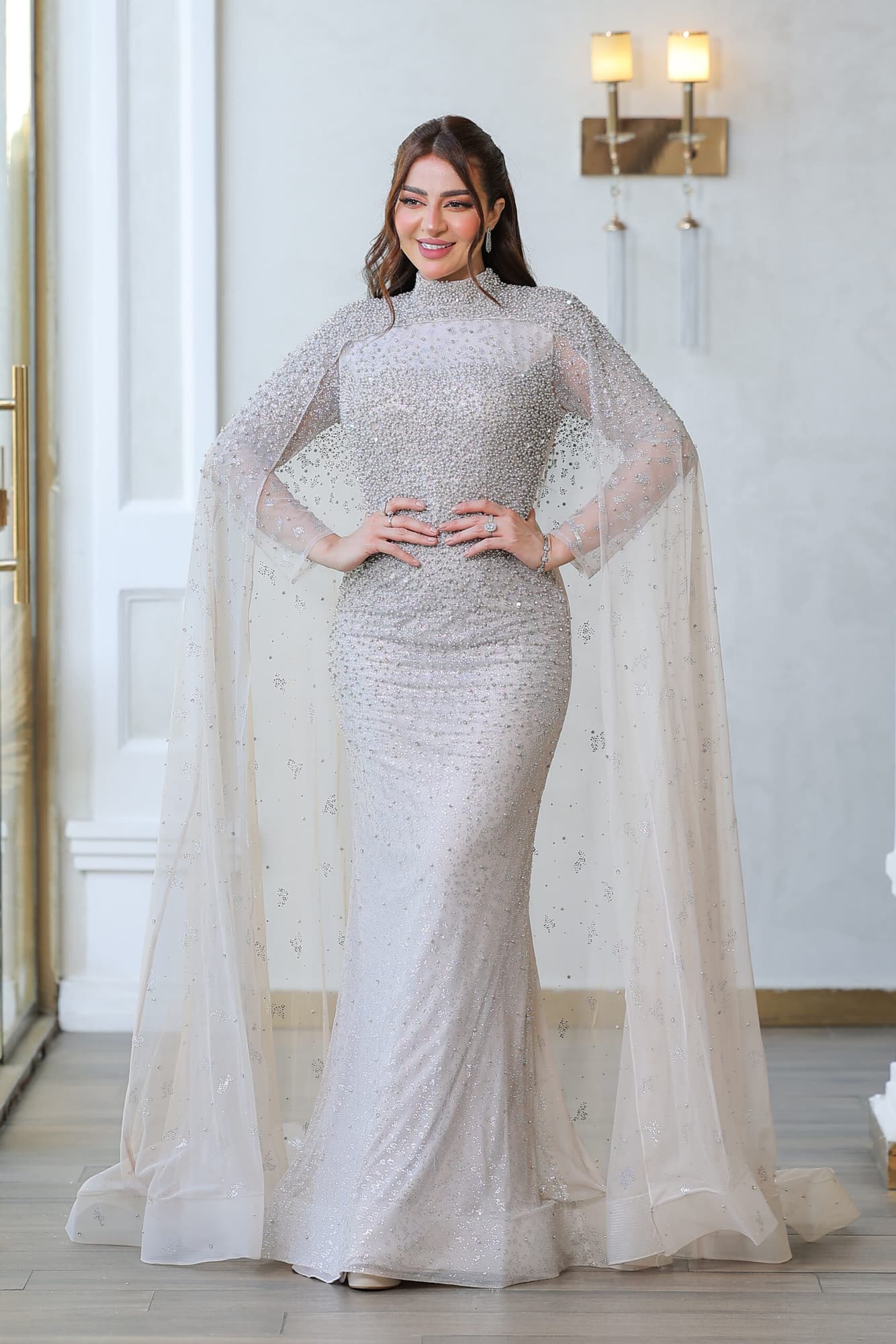 فستان خناقي بتطريز كامل واكمام كيب منسدله