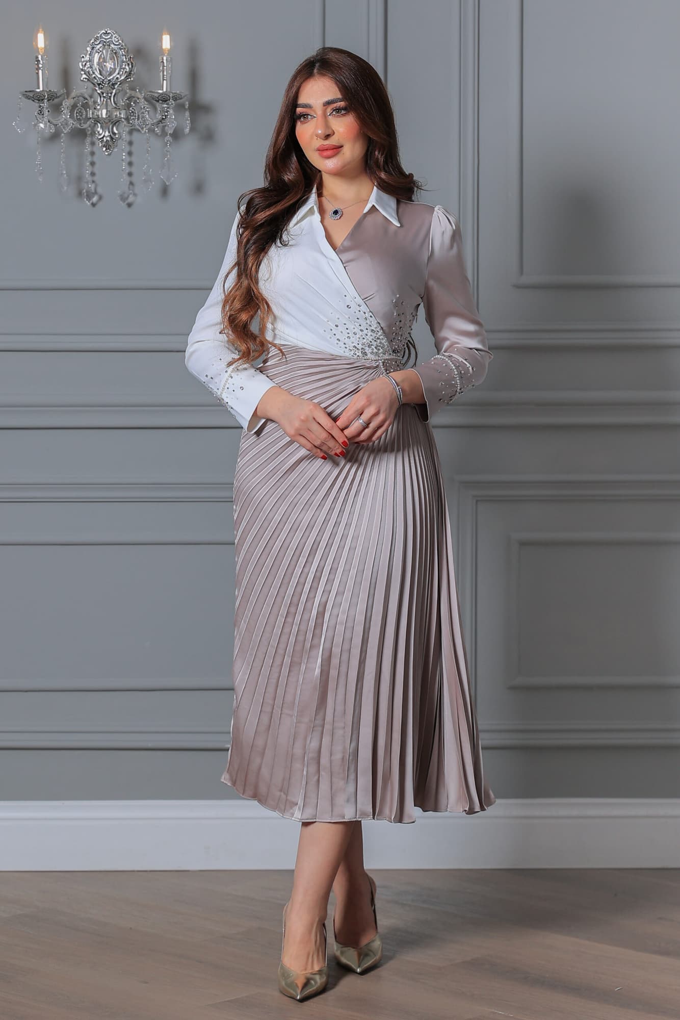 فستان بتصميم فاخر يجمع بين الأناقة والفخامة