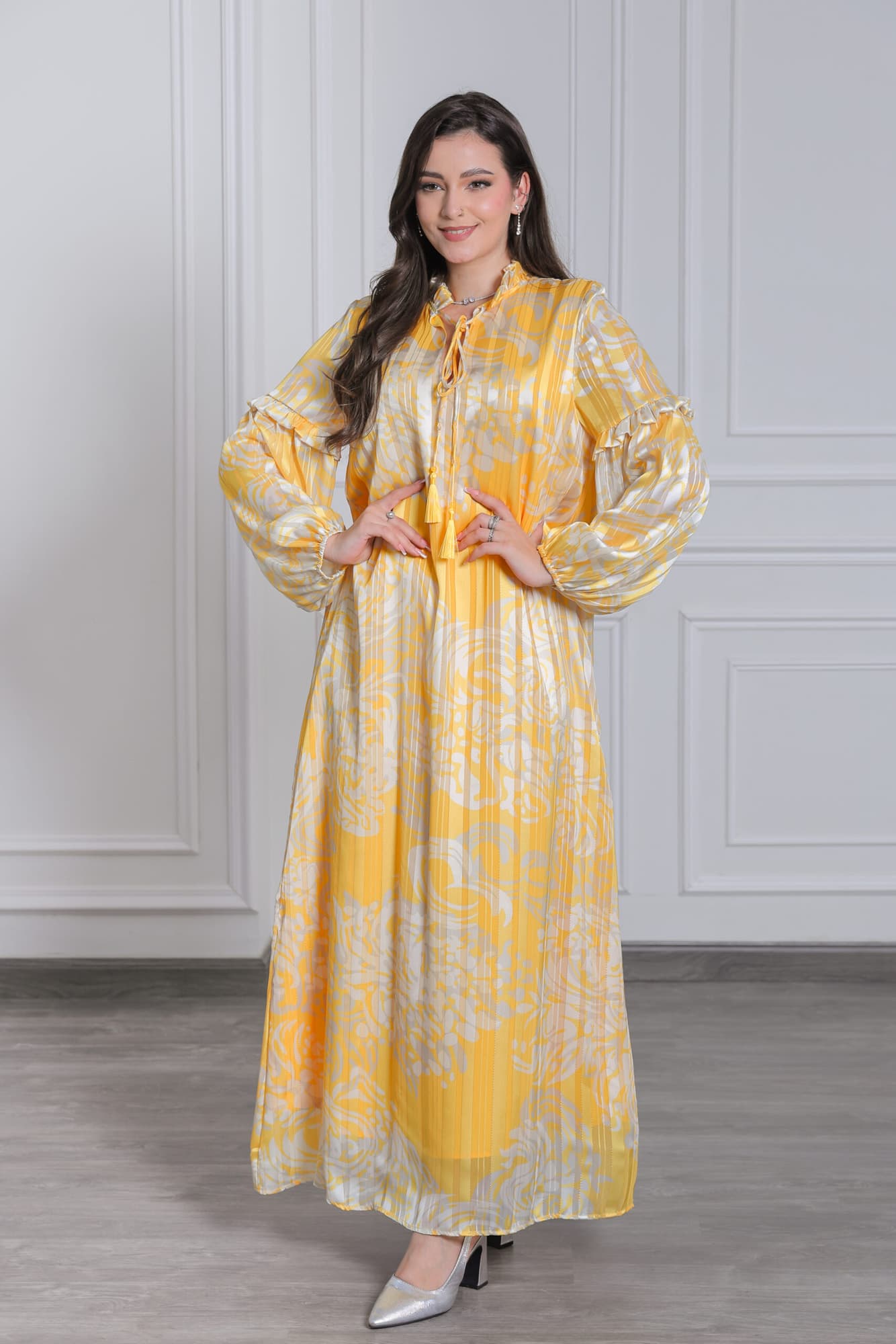 جلابية فاخرة بنقوش زهرية وأكمام كشكش