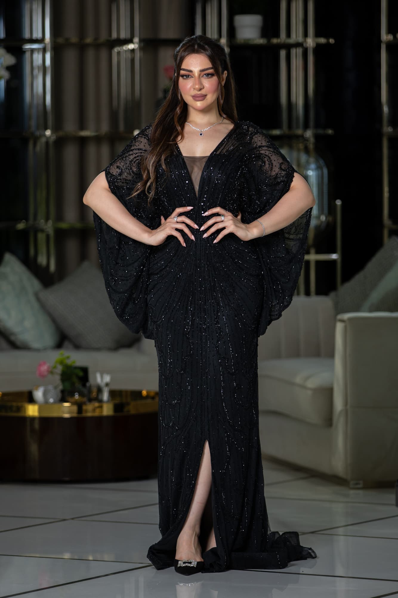 فستان طويل بفتحه ساق صمم باكمام واسعة منبسطة