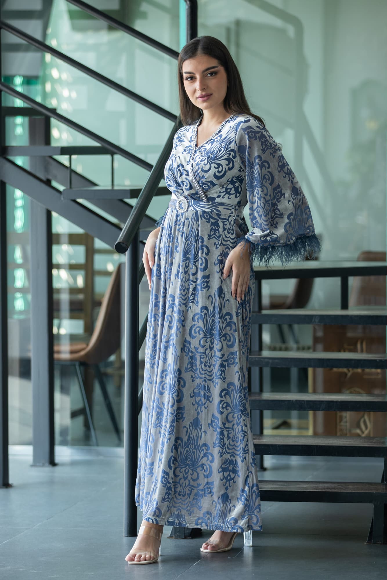 فستان مخمل بخط عنق على شكل v مزين بكريستال