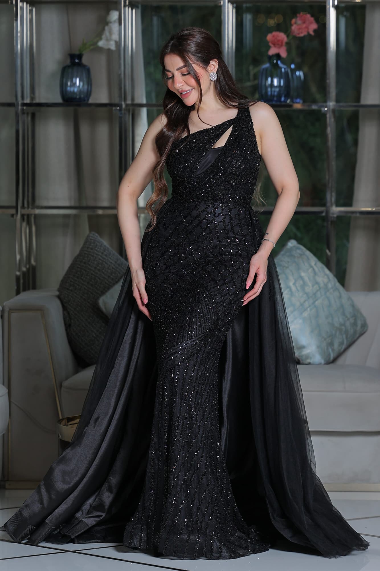 فستان سهرة مزين كامل بالخرز بكتف واحد وقصه ذيل