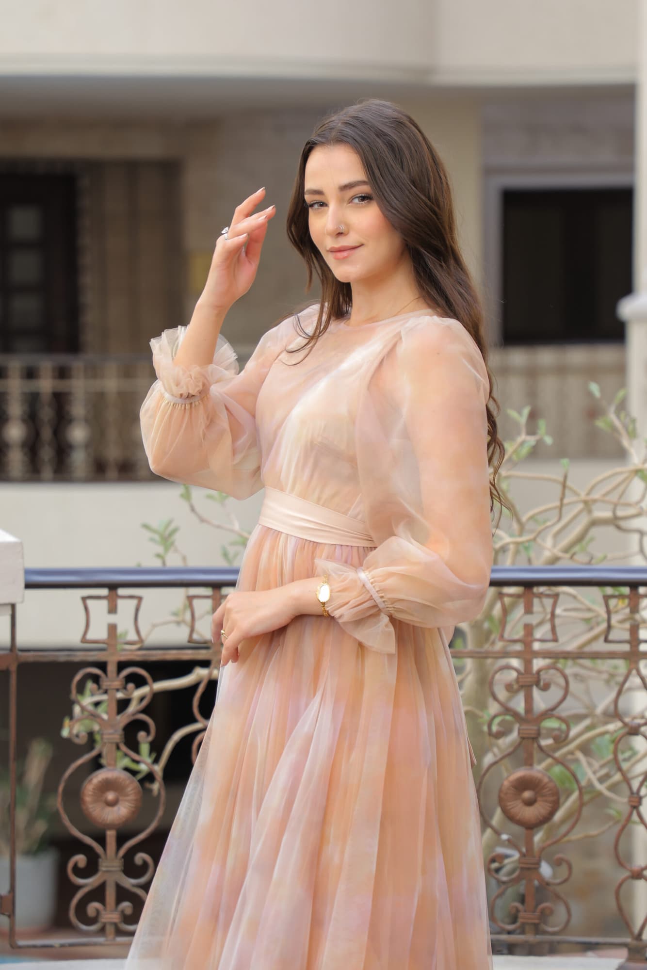 فستان تل ناعم ميد باكمام شفافة