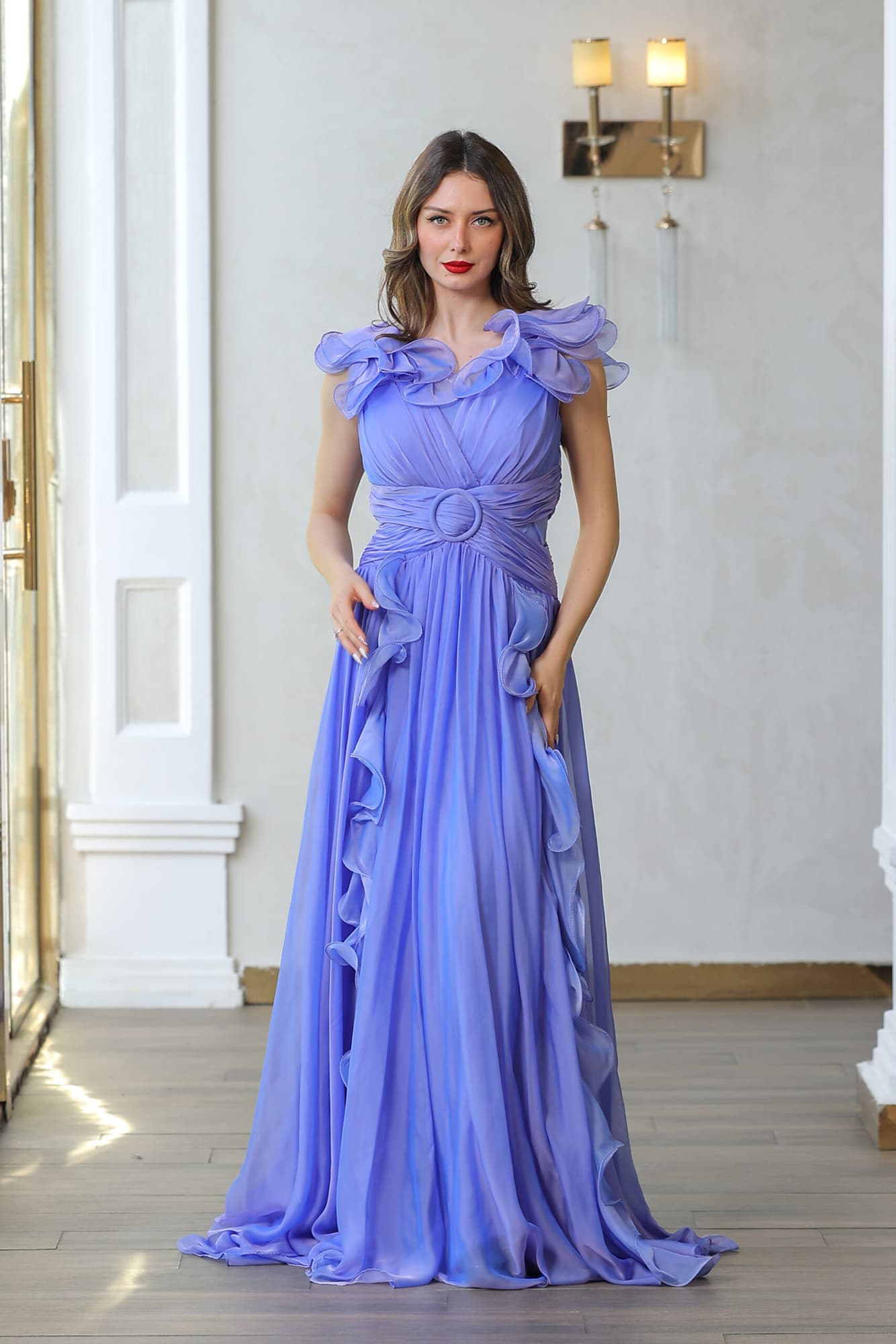 فستان سهرة بكشكش على الكتف والجوانب