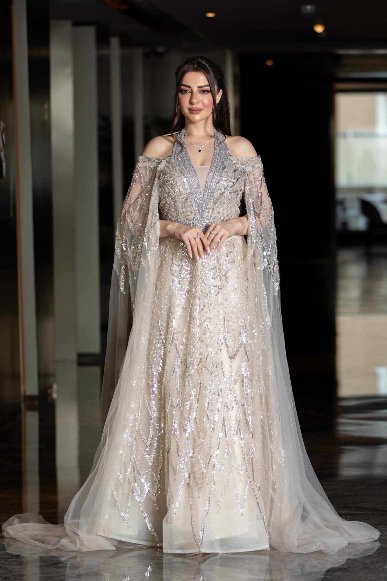 فستان سهره ملكي باكمام كيب مزخرف ومسكه رقبه