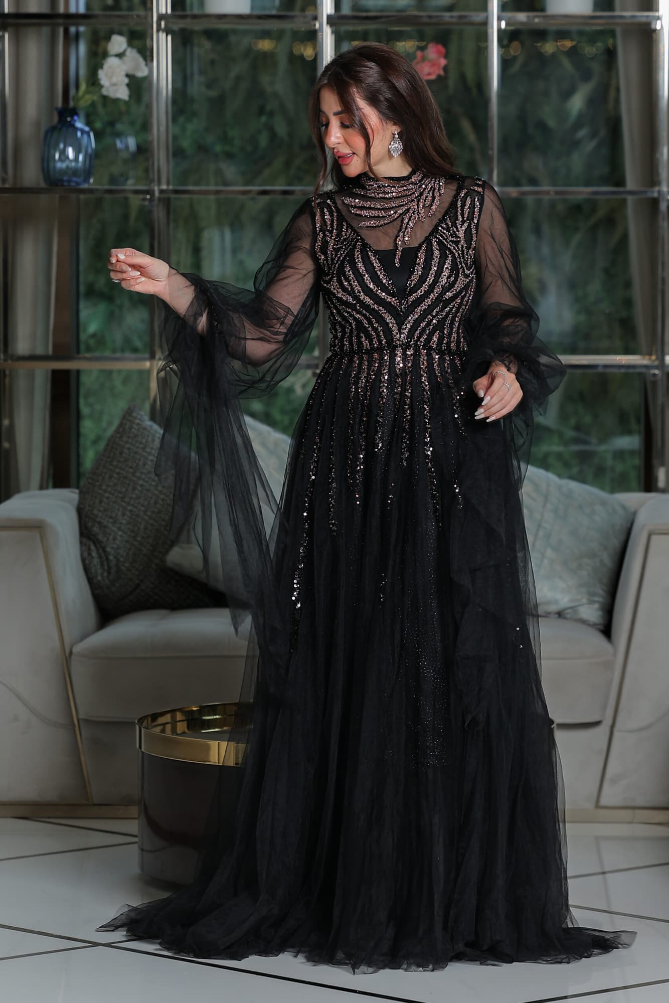 فستان سهرة اسود كلوش مزين بخرز وترتر بقصة أكمام أنيقة